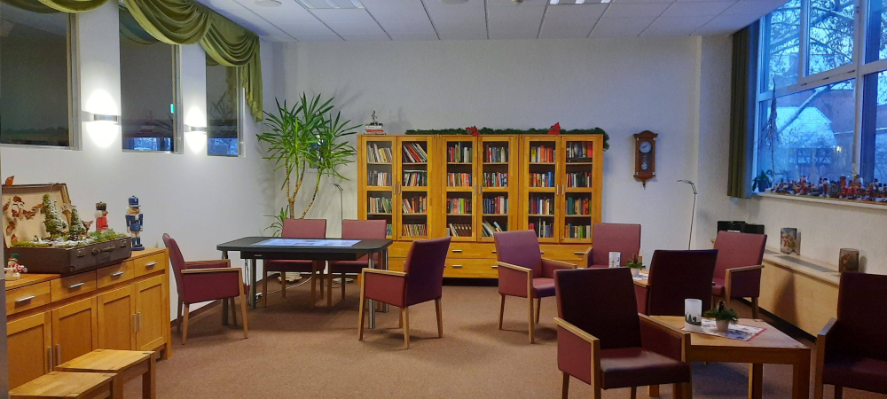 Lesecafé mit WLAN und modernem Therapietisch im Seniorenpflegezentrum Fontanepark